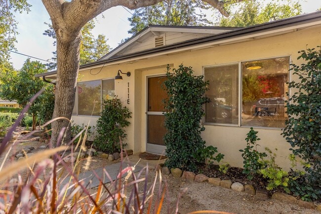 Building Photo - Downtown cottage