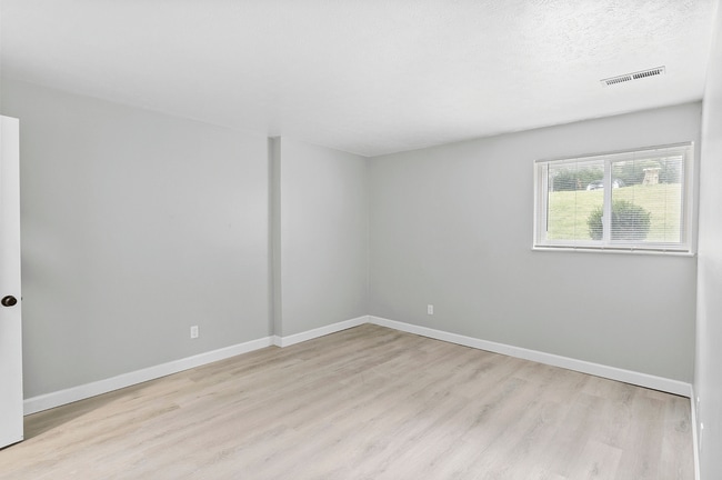 Spacious Bedrooms - Mariemont Woods