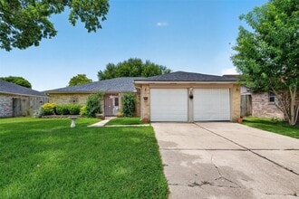 Building Photo - 15815 Thistledew Dr