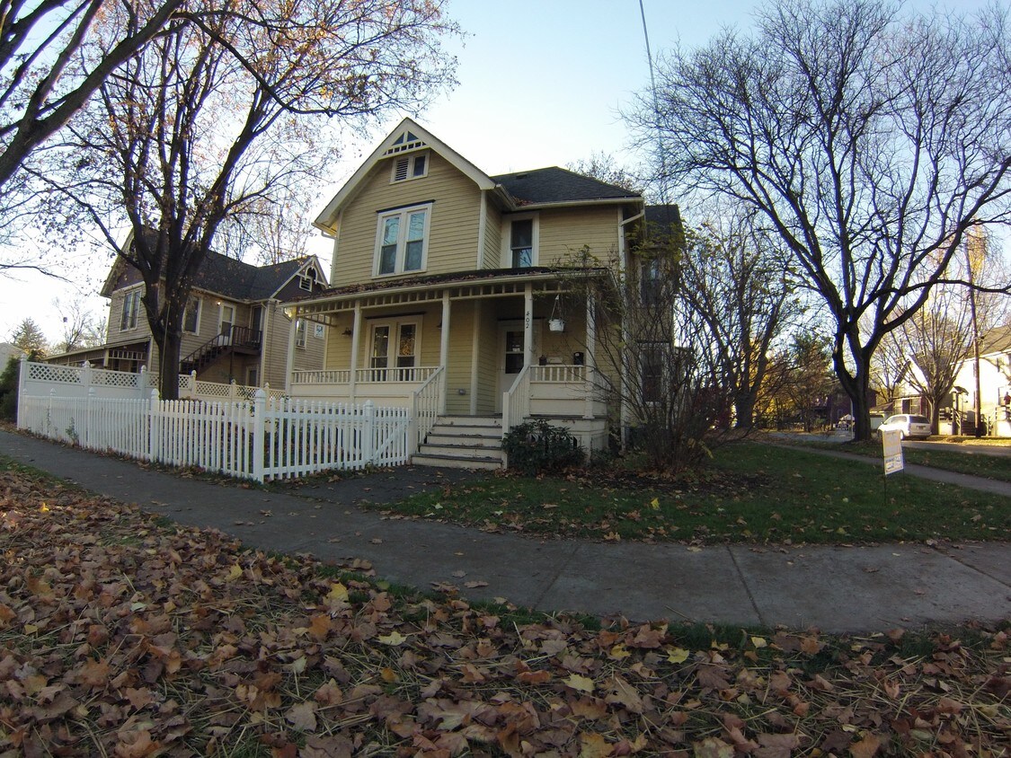 Foto principal - 402 S Plain St