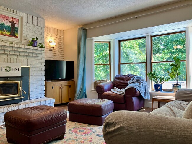 Building Photo - 824 Riske Ln