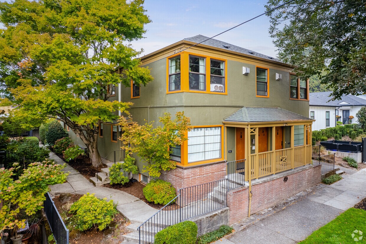 Primary Photo - 2105 SE Caruthers St