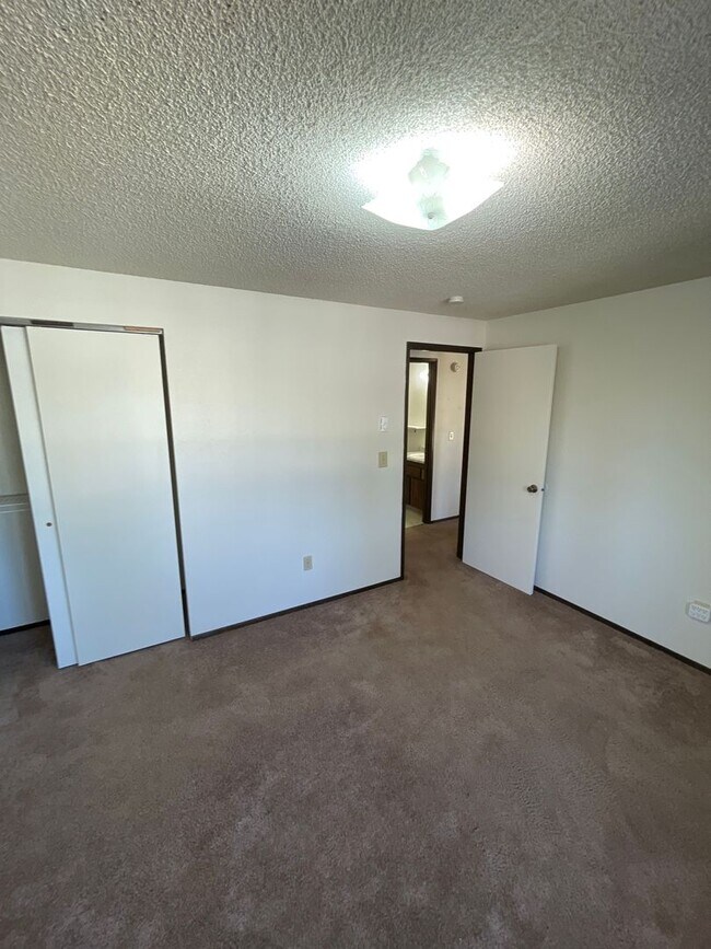 Foto del edificio - ***MOVE IN SPECIAL*** 1 FULL MONTH RENT FREE*** South Hill With Unique Layout