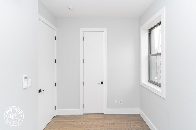 Building Photo - 297 Meeker Ave