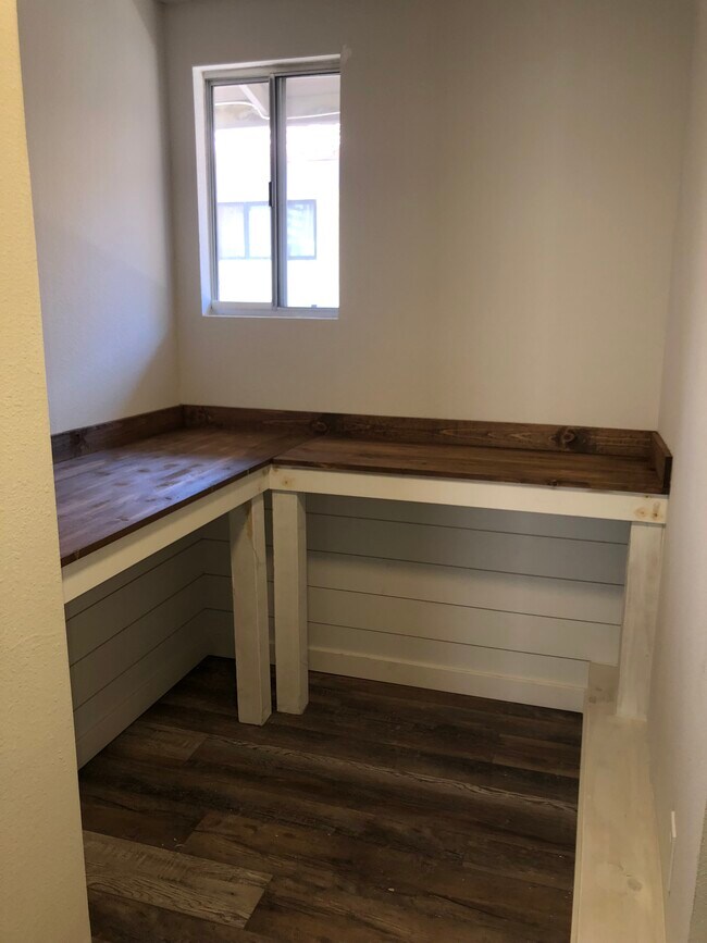 Laundry room folding area - 12885 Golf Course Dr