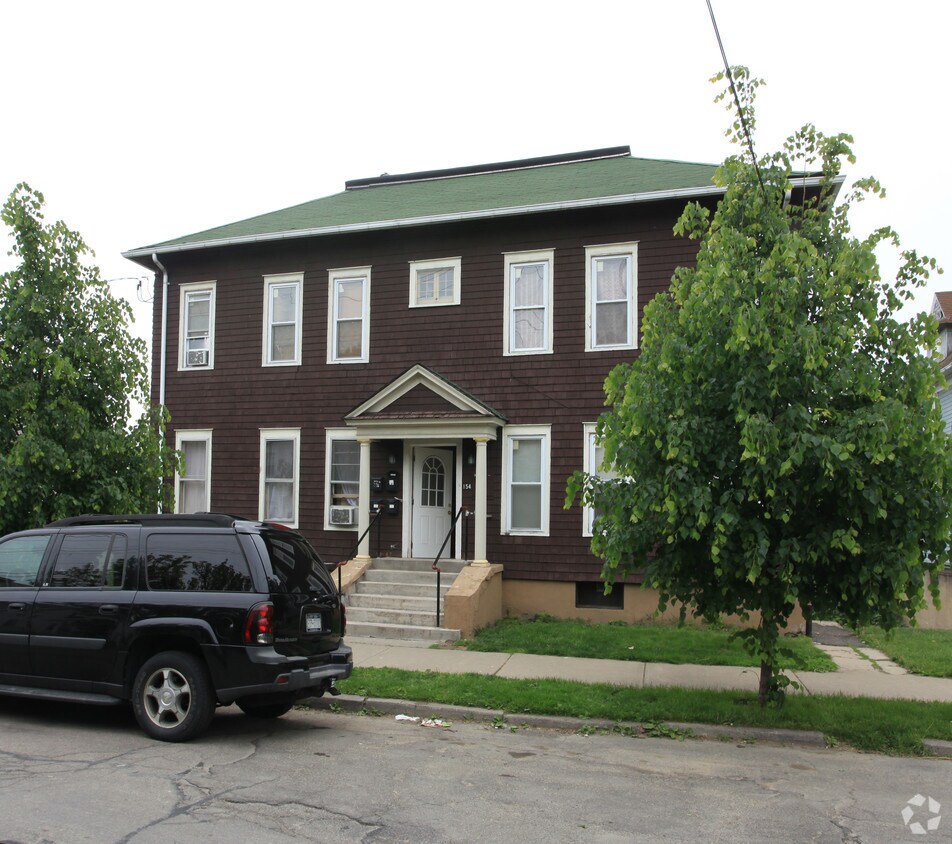Primary Photo - 154 Oak St