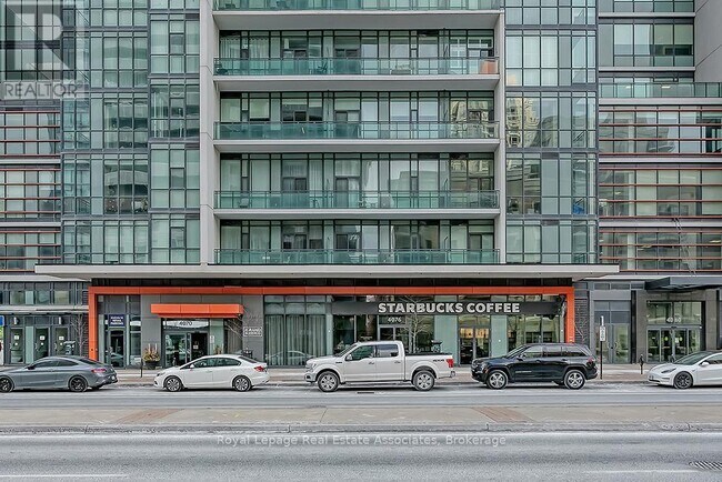 Photo du bâtiment - 4070-4070 Confederation Pkwy