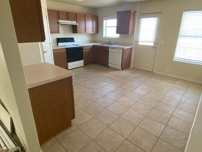 Building Photo - Spacious 4 bedroom house with fenced yard