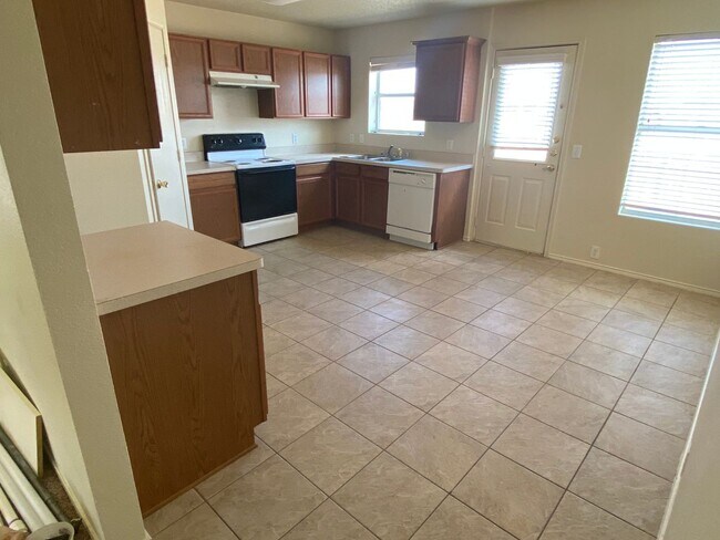 Foto del edificio - Spacious 4 bedroom house with fenced yard