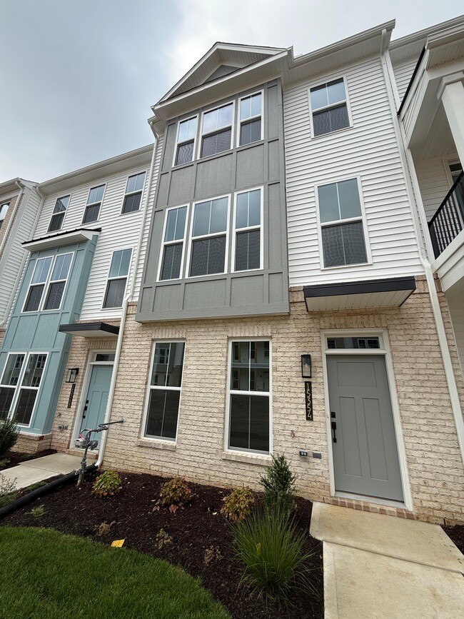 Building Photo - 15354 Oasis Sun Aly