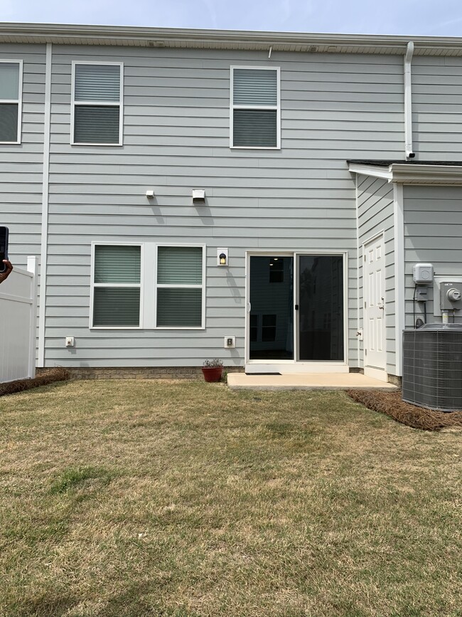 Building Photo - 1624 Vlg Grv Ln