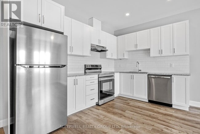 Building Photo - 979 N Russell Rd