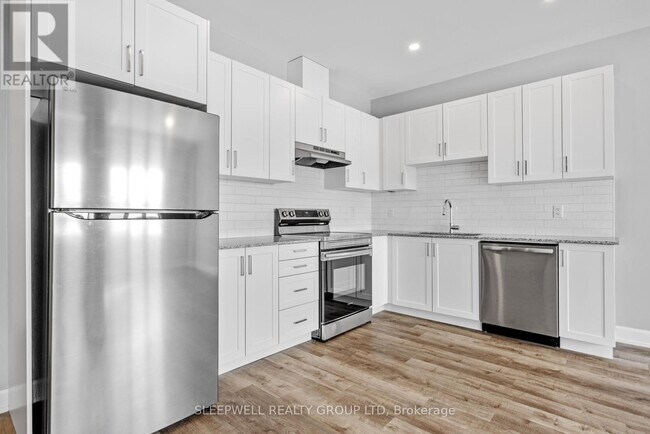 Photo du bâtiment - 979 N Russell Rd