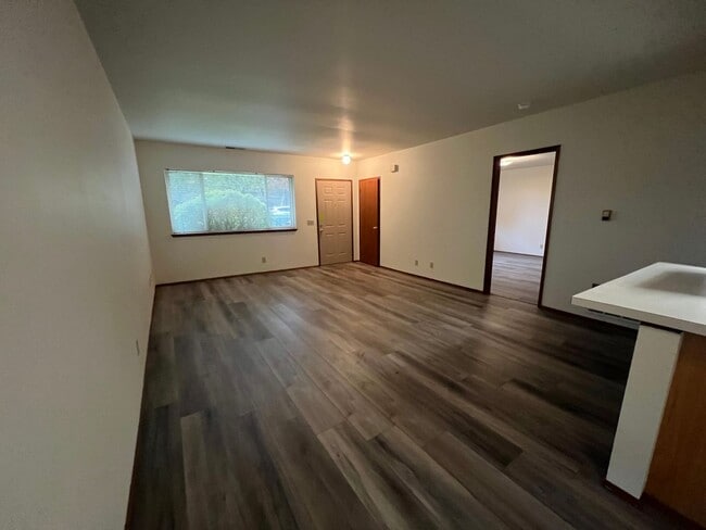 Building Photo - Very Spacious Ground Floor Unit Close to BTC