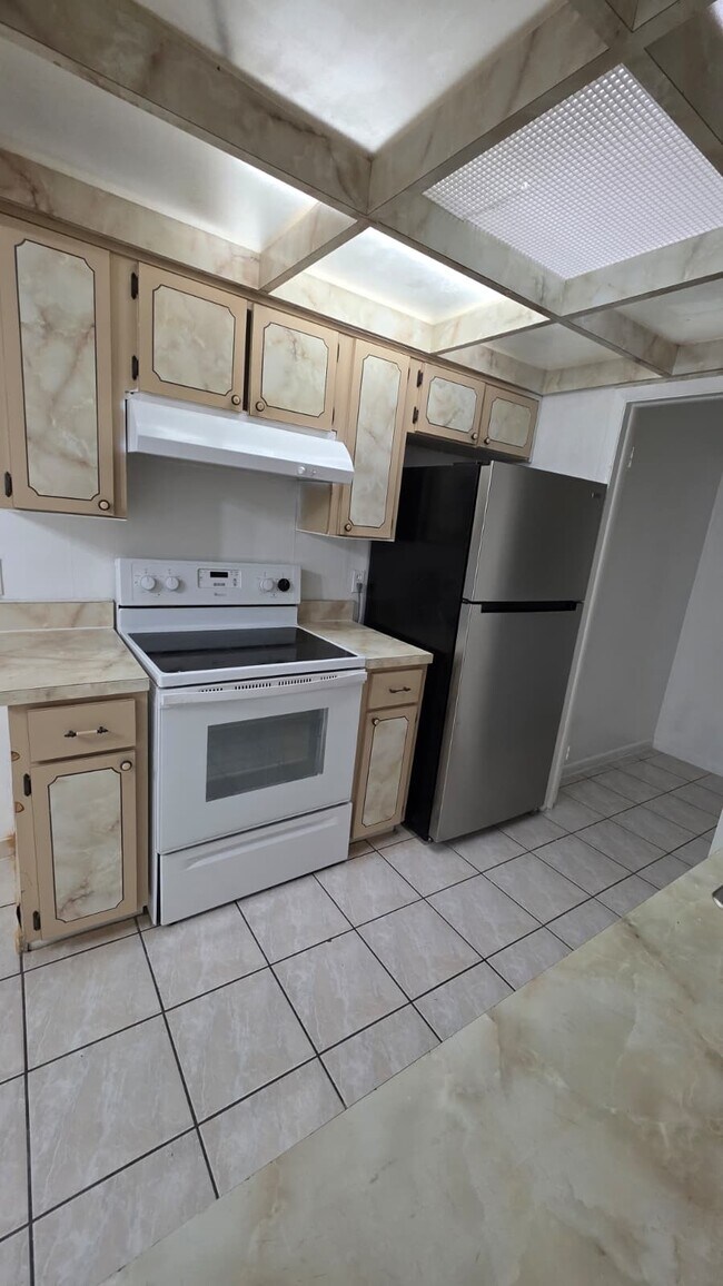 Foto del edificio - 2929 W Oak Ridge Rd