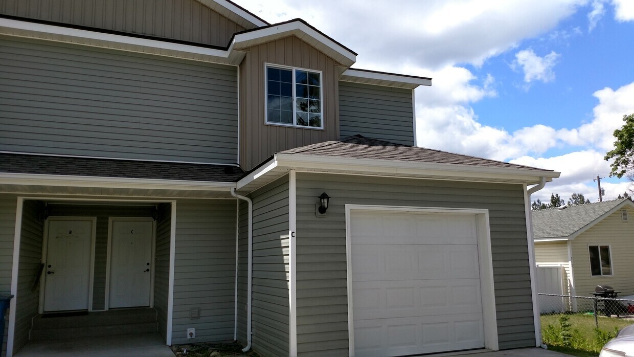 Primary Photo - Modern Townhouse in Post Falls