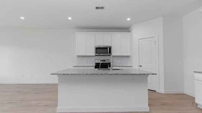 Foto del edificio - 5030 Balcolm Dr