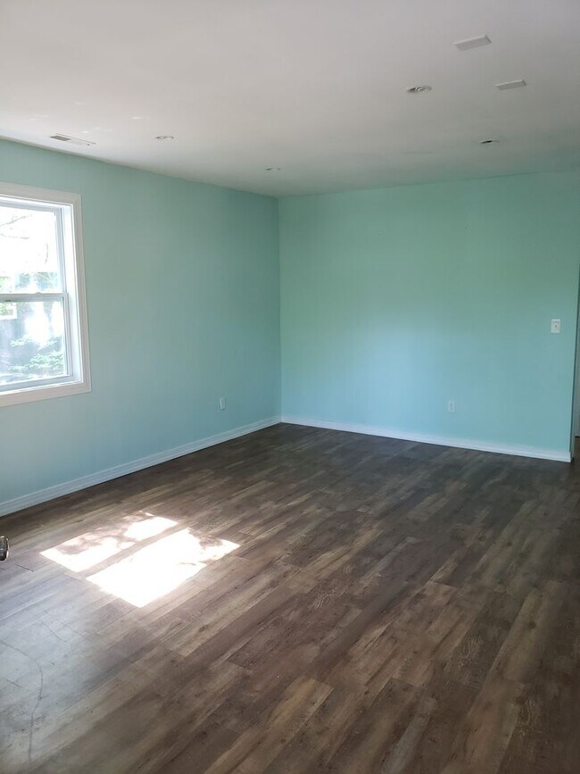 Building Photo - LT108-2 / KDH108B