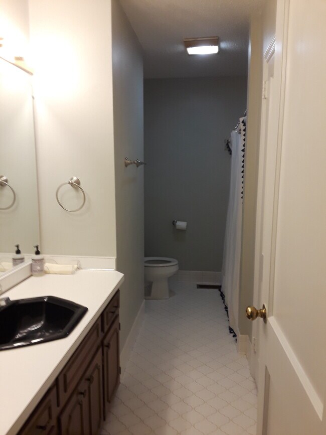 Building Photo - 2454 Medway Dr