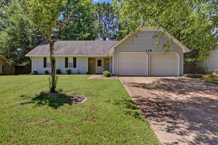 Foto principal - Beautiful Home in Madison!