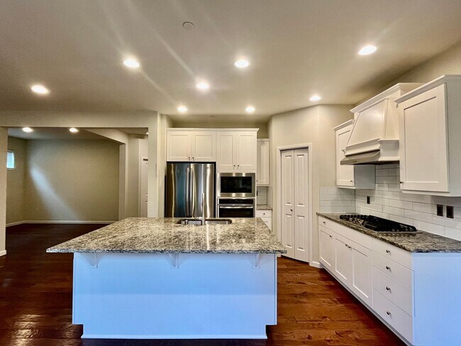 Foto del edificio - Spacious 5-Bedroom Home for Rent in Kenmore