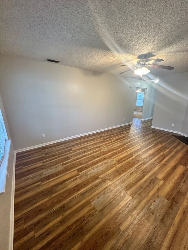 Building Photo - 2BD/2B Duplex