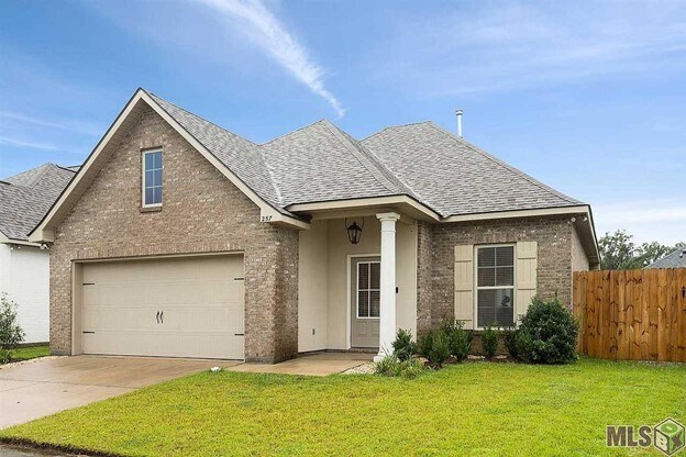 Primary Photo - 257 Lake Pride Dr
