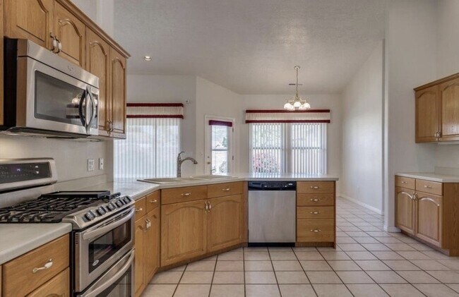 Building Photo - 3264 Canyon View Dr