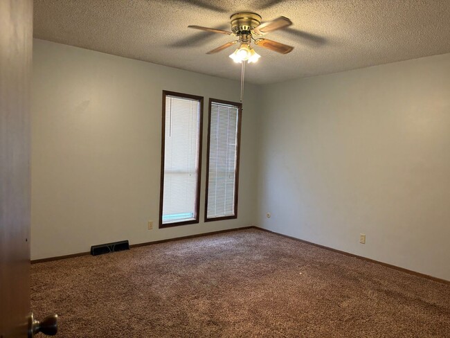 Building Photo - Beautiful 3 Bed 2 bath Home