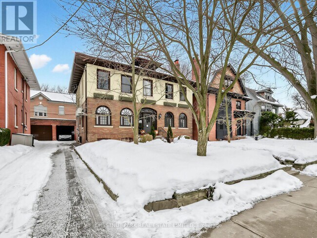 Photo du bâtiment - 9 MacLennan Ave