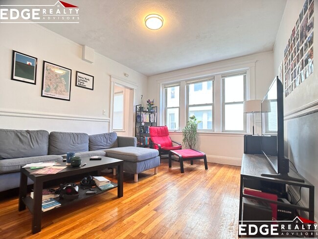 Building Photo - 264 Kelton St