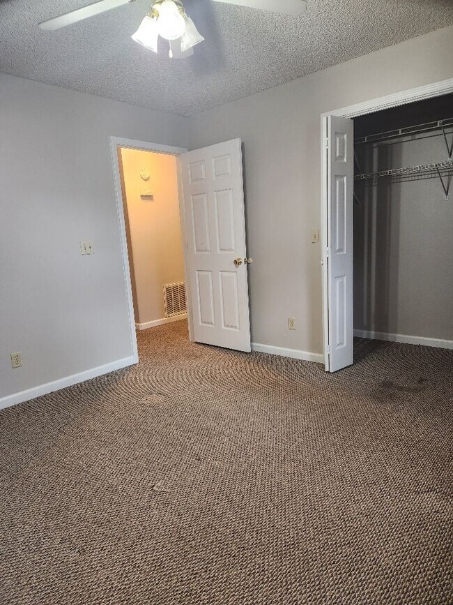 Building Photo - Adorable DuPlex