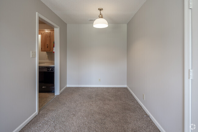 1HAB, 1BA - 600SF - Comedor - Whispering Hills Apartments