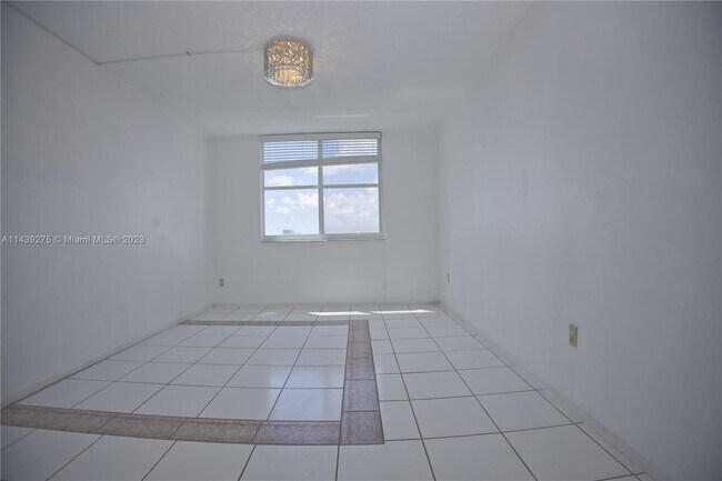 Building Photo - 500 Bayview Dr