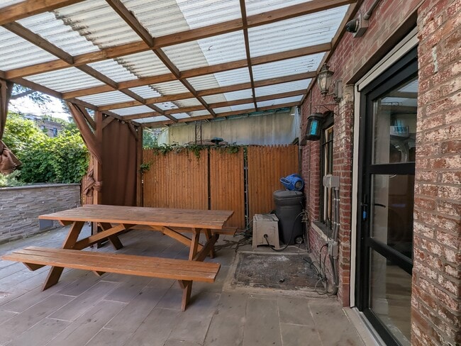 Building Photo - 868 Saint Johns Pl