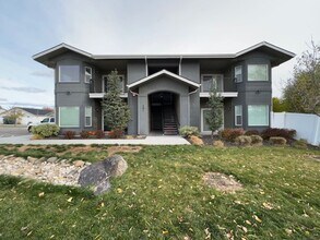 Building Photo - 801 E Ensolarado St
