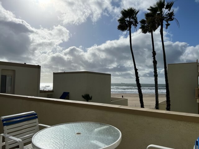 BEACH CONDOMINIO. ¡ELEGANTEMENTE RENOVADOS! - 711 Pacific Coast Hwy