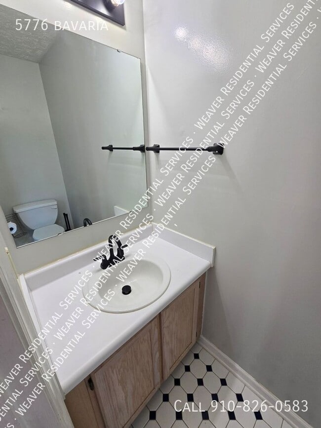 Building Photo - Cute Two Story in Fayetteville!