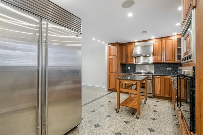 Building Photo - 1073 S Park Terrace