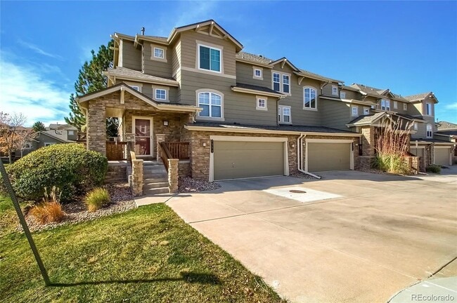 Building Photo - Stunning 3 bedroom townhome!