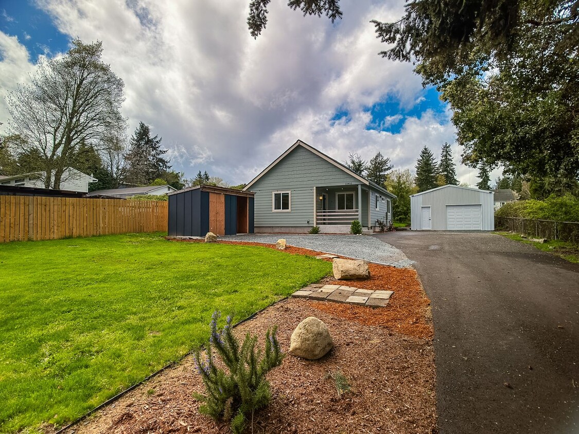 Primary Photo - Large Garage in Burien 2bd 1.5ba home!