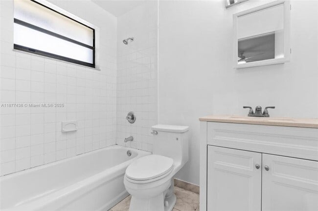 Building Photo - 3 bedroom in Hoolywood FL 33021