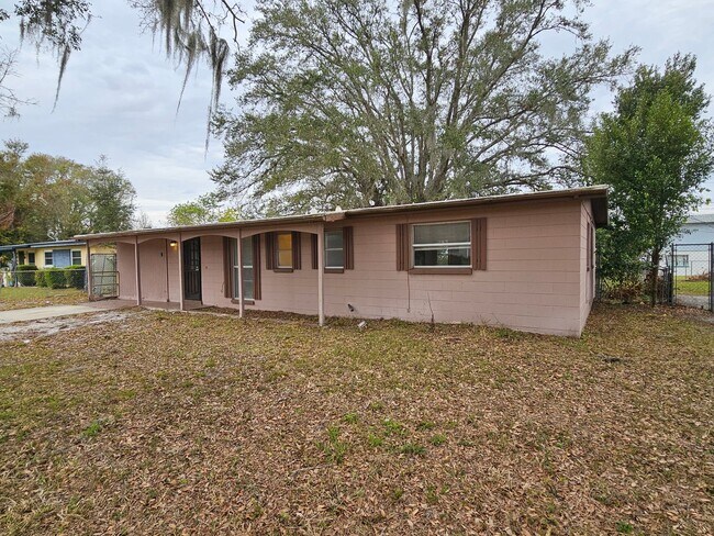 Building Photo - ADORABLE 4 Bedroom, 2 Bath Home Available ...
