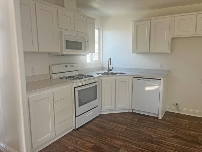 Building Photo - 21100 State St