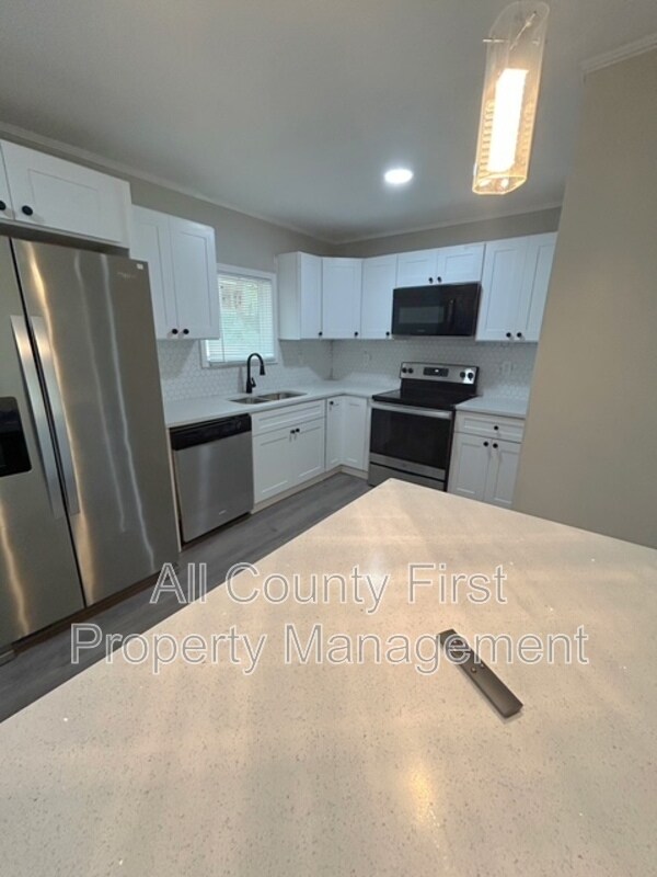 Building Photo - 2386 Cresta Dr