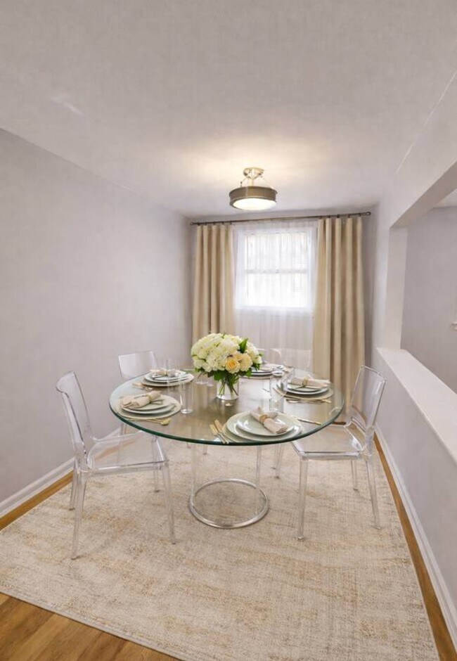 Come en el comedor - 2050 Hazen St