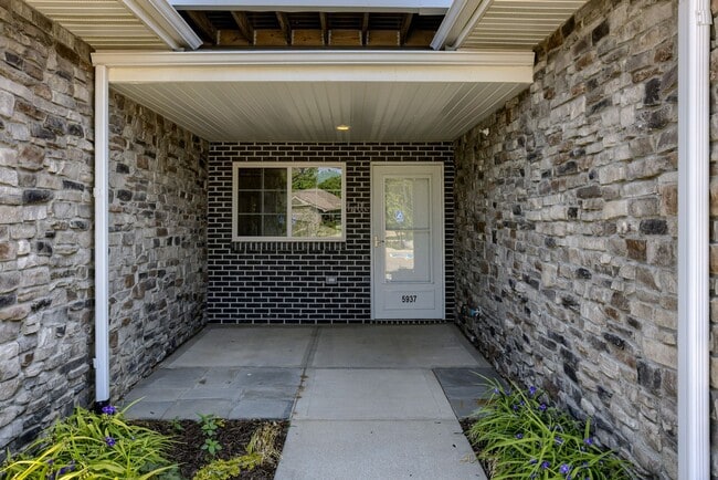 Building Photo - Must See Condo!!
