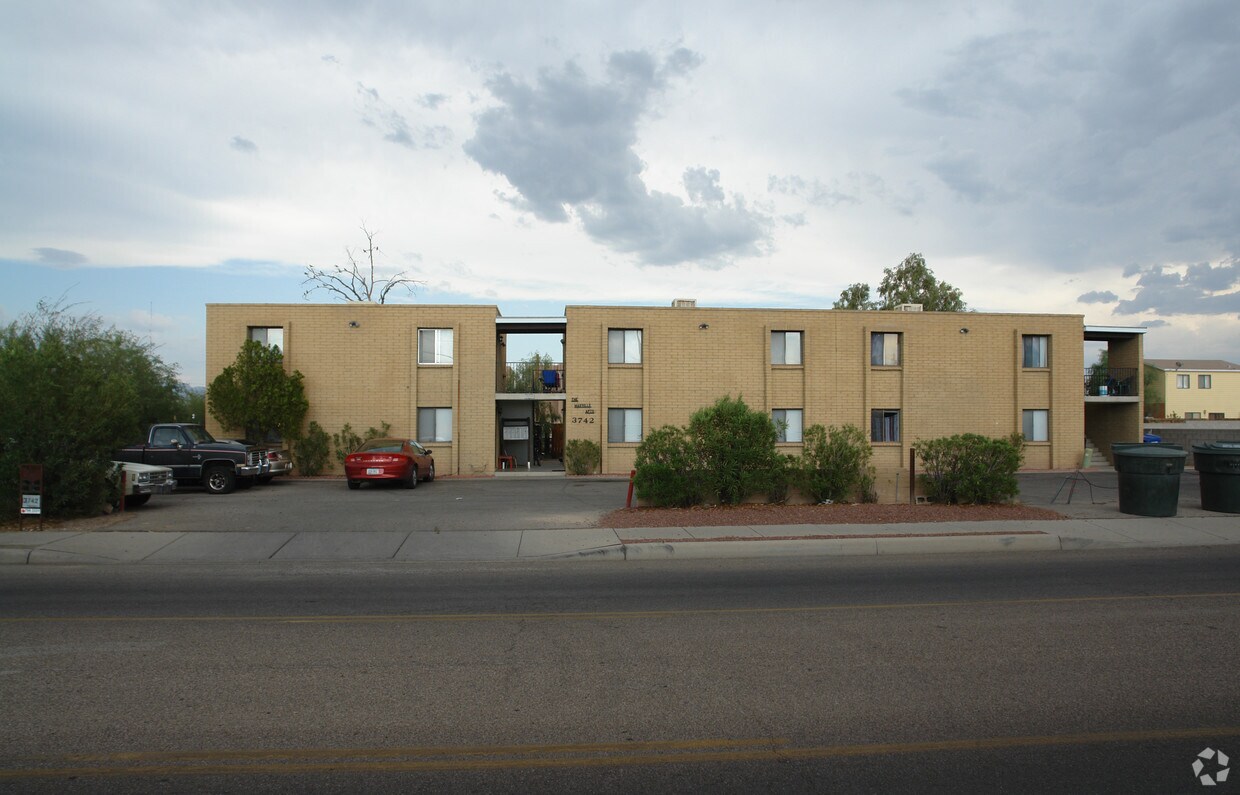 Building Photo - 3742 N Fairview Ave