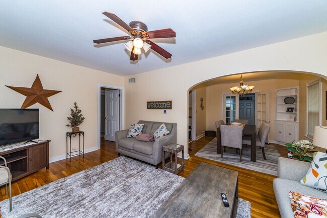 Foto del edificio - 2220-2220 W Mistletoe Ave