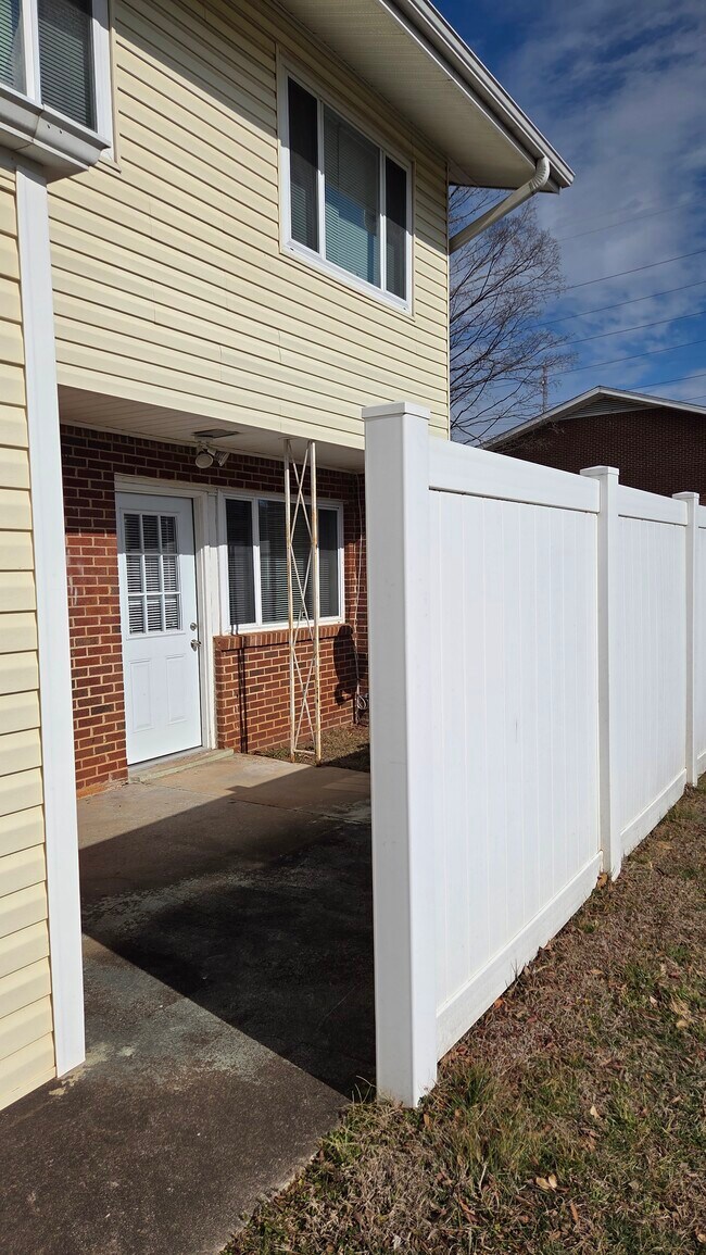 Foto del edificio - 2337 Champion Ct